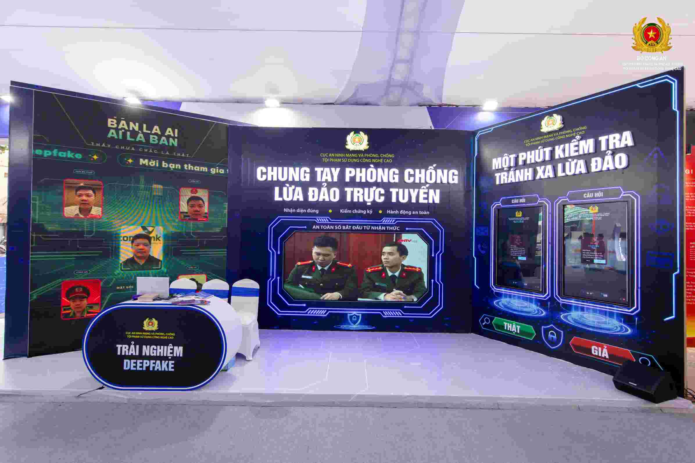 Triển lãm tương tác “Bức tường An ninh mạng” chính thức mở cửa tại phố đi bộ Hồ Gươm, thu hút đông đảo người dân và du khách. Ảnh: Ban tổ chức