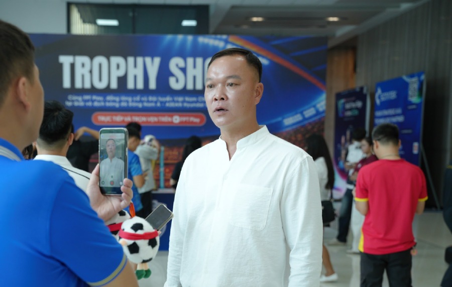 Cựu thủ môn Dương Hồng Sơn tham dự Trophy Show ra mắt Cúp vàng ASEAN Cup 2026 với người hâm mộ. Ảnh: FPT Play