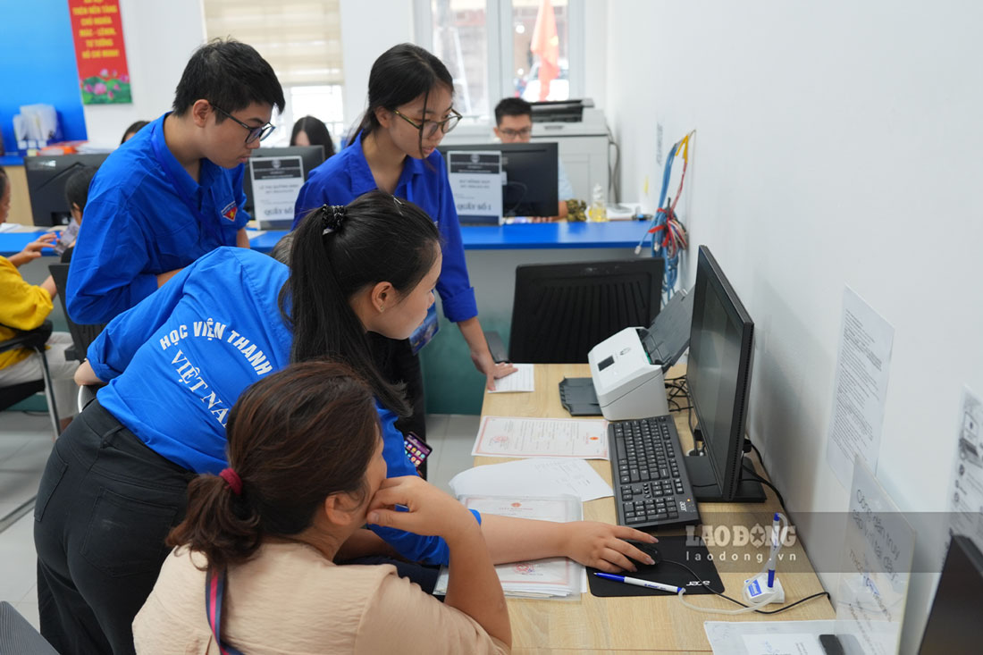 Lực lượng thanh niên cũng trực tiếp hỗ trợ người dân khi thực hiện các thủ tục. Ảnh: Dương Anh