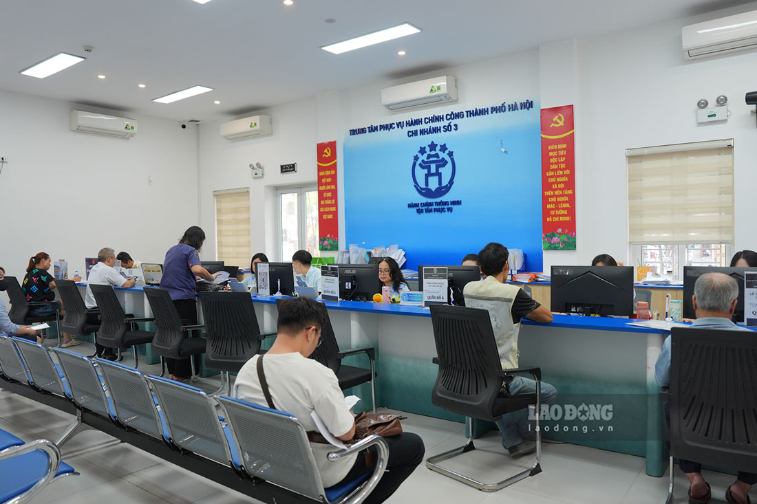 Người dân thực hiện các thủ tục hành chính tại Trung tâm Phục vụ hành chính công thành phố Hà Nội - Chi nhánh số 3. Ảnh: Dương Anh