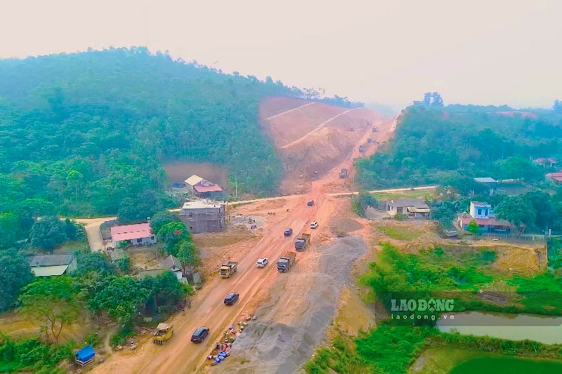 Vướng mắc giải phóng mặt bằng từng khiến dự án đường nối Quốc lộ 32 với cao tốc Nội Bài - Lào Cai chậm tiến độ đã được gỡ nút thắt. Ảnh: Đinh Đại