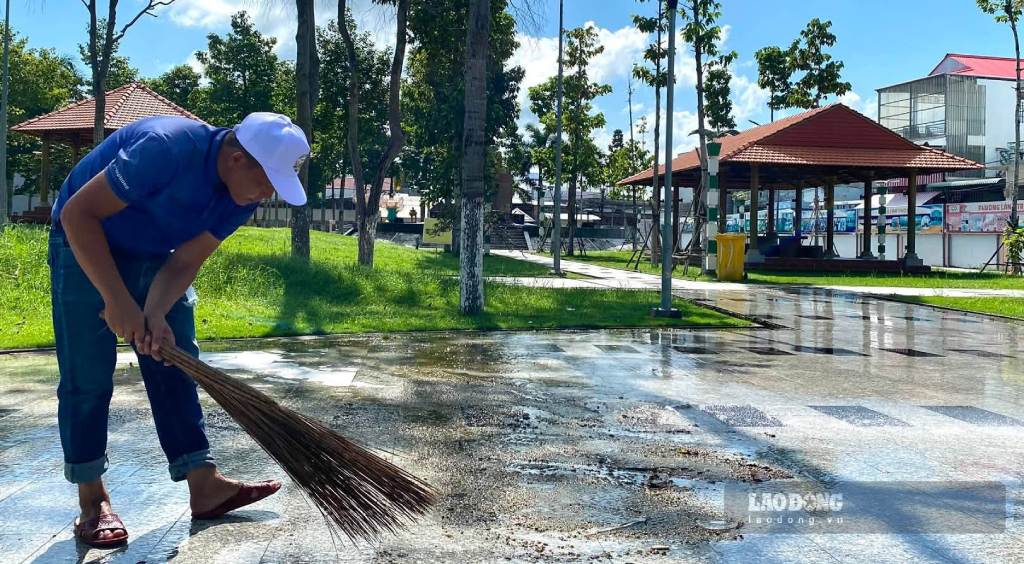 Ra quân dọn dẹp xanh sạch đẹp tại Nghĩa trang liệt sĩ Giá Rai, Cà Mau. Ảnh: Nhật Hồ.