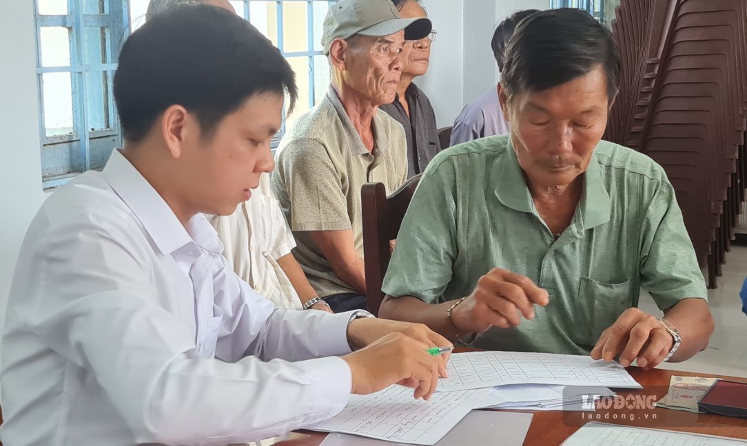 Trao tiền đến thân nhân gia đình chính sách tại nơi chư trú ở xã Phước Long, Cà Mau. Ảnh: Nhật Hồ.
