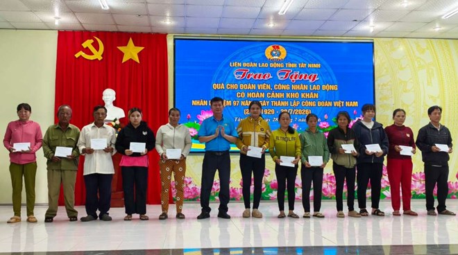 LĐLĐ Tây Ninh trao 100 phần quà cho đoàn viên khó khăn ở xã biên giới
