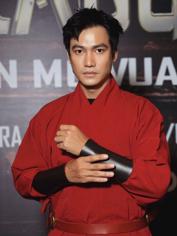 Lê Minh Thuấn phải tập cách đi đứng, phong thái để diễn ra nét của Hoạn quan. Ảnh: Nhà sản xuất/nhân vật cung cấp