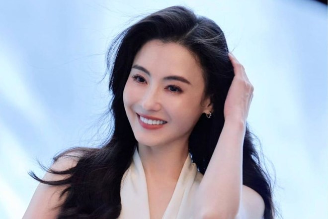 Trương Bá Chi đưa con trai đi lướt sóng