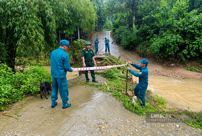 Căng dây cảnh báo tại các ngầm và không cho người, phương tiện đi qua mỗi đợt lũ đầu nguồn (chụp cuối tháng 8.2026). Ảnh: Thanh Hùng