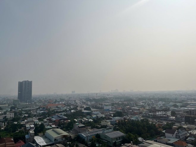 Bầu trời TPHCM mù mịt, chỉ số không khí chạm mức đỏ