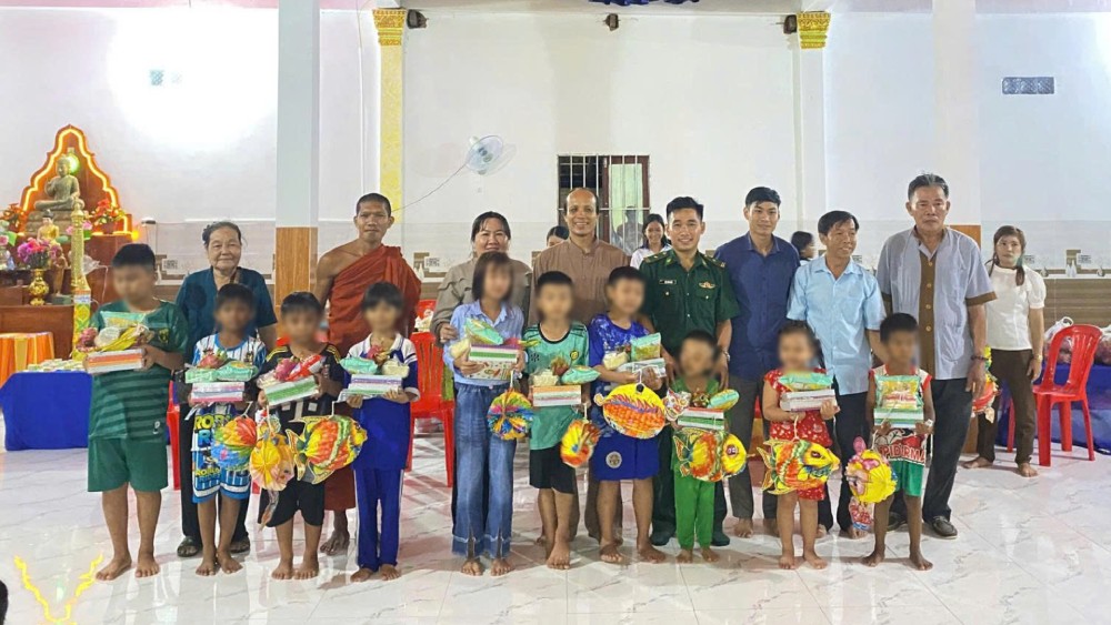 Đồn Biên phòng cửa khẩu quốc tế Hà Tiên tặng quà cho các cháu học sinh. Ảnh: Biên phòng An Giang