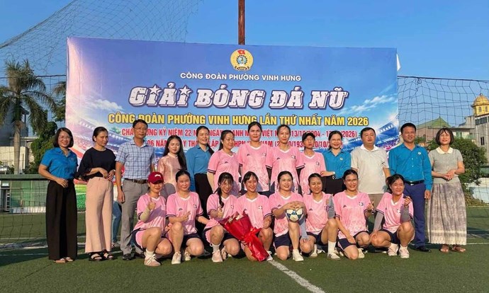 Giải bóng đá nữ tạo sân chơi thể thao cho đoàn viên Công đoàn phường Vinh Hưng