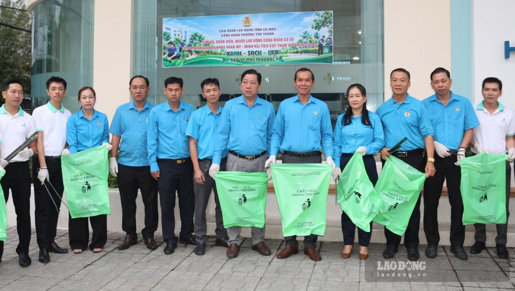Lãnh đạo LĐLĐ tỉnh Cà Mau cùng tham gia lễ ra quân hướng ứng phong trào “Xanh - sạch - đẹp“. Ảnh: Thiệu Vũ ( LĐLĐ Cà Mau).