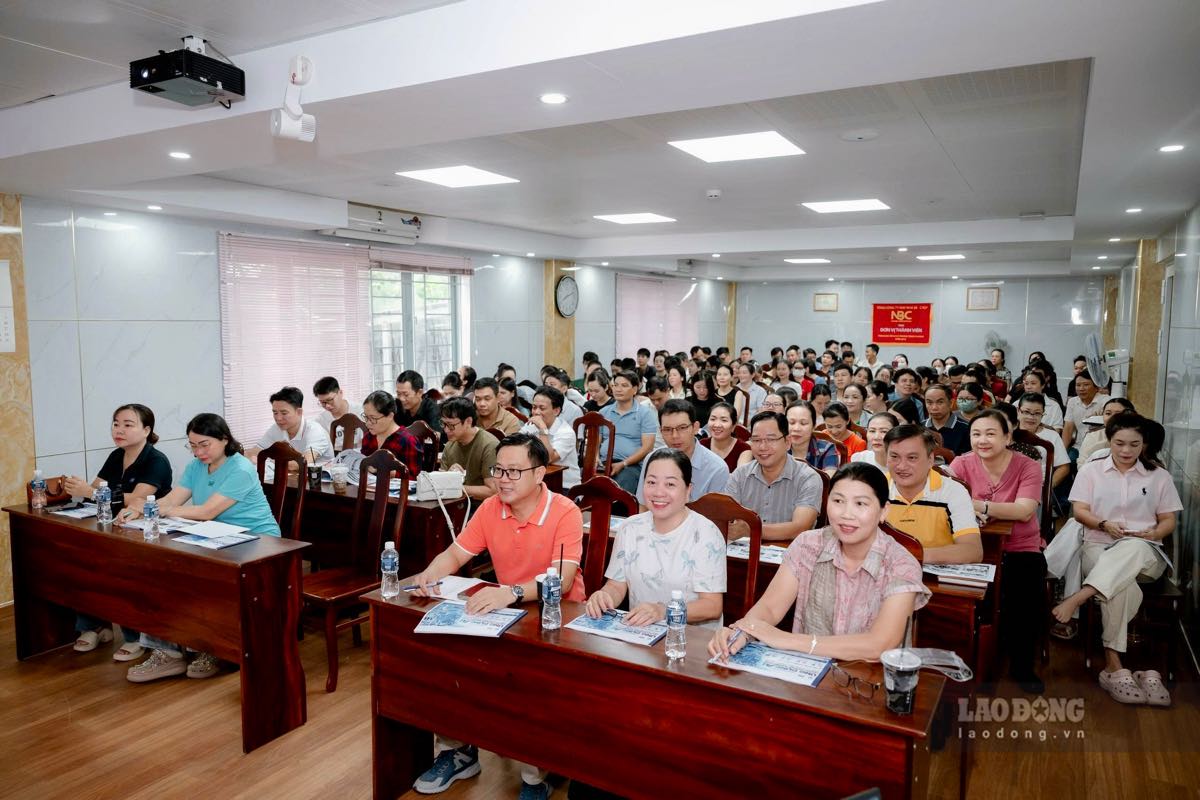 Đoàn viên, người lao động học ứng dụng AI trong ngành may. Ảnh: Phạm Duy (chụp ngày 14.10).