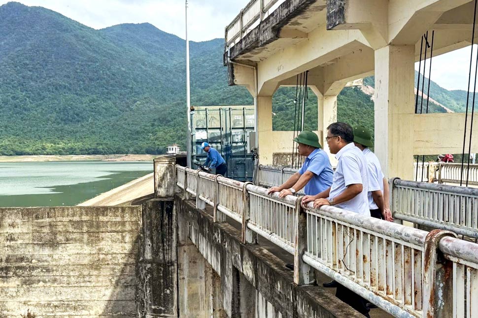 Đoàn công tác của tỉnh kiểm tra đập dâng Bảy Yển ngày 6.10. Ảnh: Cổng thông tin Gia Lai
