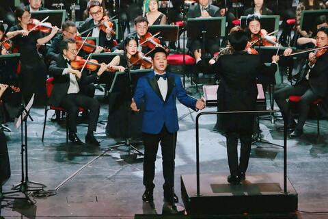NSND Quốc Hưng hát "Việt Nam Quê Hương Tôi" cùng dàn nhạc giao hưởng Hà Nội và Kazakhstan