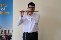 Chàng trai khiếm thị đi tìm ánh sáng từ bóng tối
