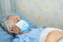 Phòng các bệnh do phế cầu khuẩn ở người lớn tuổi