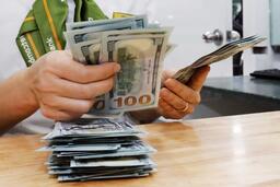 Ngày 27/6: Tỷ giá trung tâm giảm 5 đồng