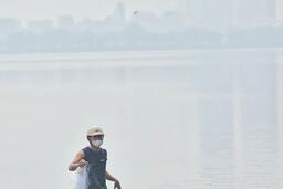 Bất ngờ cảnh Hà Nội mù mịt giữa trời nắng