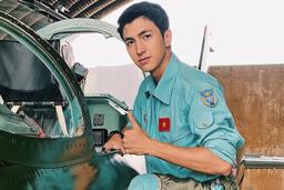Diễn viên Bình An bị chấn thương, phải dùng nạng di chuyển