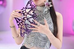 Ca sĩ ở Em xinh say hi được so sánh với Anh trai say hi Isaac