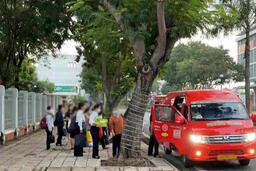 Hơn 300 cán bộ ở TPHCM di chuyển bằng xe đưa đón miễn phí sau sáp nhập