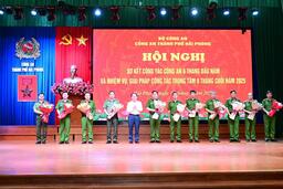 2 Thứ trưởng Bộ Công an được thăng hàm Thượng tướng, bổ nhiệm 3 Đại tá