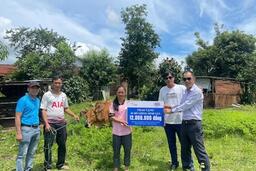 Quỹ XHTT Tấm Lòng Vàng chuyển tiền tới các cảnh đời