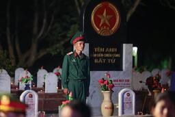 Thủ tướng Phạm Minh Chính thắp nến tri ân các anh hùng liệt sĩ tại Quảng Trị