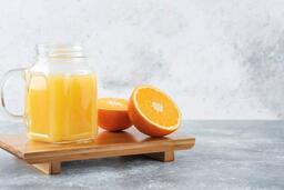 Có nên uống nước cam nguyên chất 100% mỗi ngày