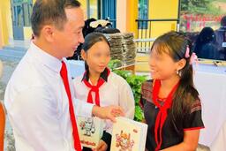 Lễ khai giảng thay hoa chúc mừng bằng học bổng, sách vở cho học sinh nghèo ở Đà Nẵng