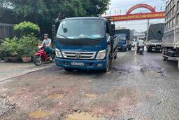 Con đường ở TPHCM xuống cấp, nhiều hố sâu gây nguy hiểm cho người dân
