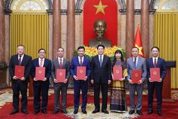 Chủ tịch nước trao quyết định phong hàm Đại sứ và bổ nhiệm Đại sứ