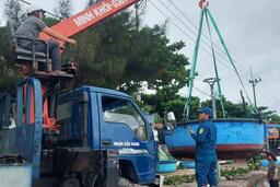 Trước bão số 12, ngư dân làng biển Gia Lai vội vã đưa tàu thuyền lên bờ