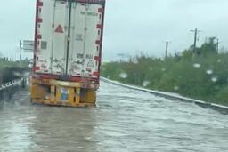 Một đoạn trên cao tốc Vĩnh Hảo - Phan Thiết ngập nước, tạm cấm đường