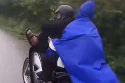 Triệu tập nam sinh lớp 12 điều khiển xe máy bằng chân