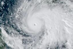 Cảnh báo đáng ngại về sức công phá ngày càng dữ dội của các siêu bão