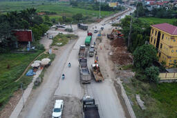 Chủ đầu tư căng băng rôn thể hiện quyết tâm về dự án mở rộng đường huyết mạch Hà Nội