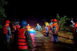 Đắk Lắk sơ tán 180 người khỏi vùng ngập lũ, nguy cơ sạt lở cao trong đêm