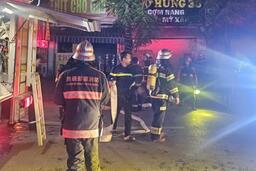 Công an Hà Nội giải cứu 5 người thoát khỏi vụ cháy lúc rạng sáng