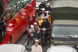 Giao thông Hà Nội cuối năm nơi kẹt xe, nơi mở rộng đường