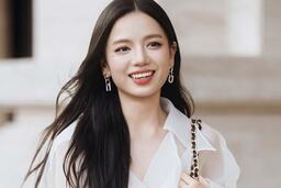 Hạ Anh "Mưa đỏ" sở hữu mẫu túi hàng hiệu kinh điển của Chanel