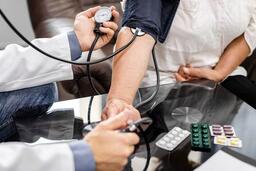 Lý do huyết áp bình thường ở nhà nhưng lại cao vọt khi đi khám