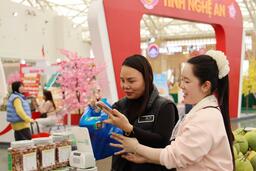 Cận Tết, nhiều gian hàng tại Hội chợ Mùa Xuân ghi nhận doanh thu tích cực