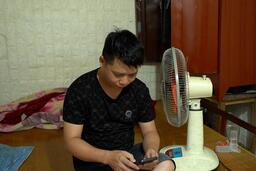 Lao động trung niên mắc kẹt giữa hai làn sóng