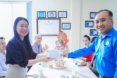 <a href="/tong-hop" title="Tổng hợp" rel="dofollow">Tổng hợp</a>