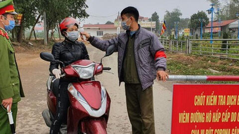 Bí thư xã Sơn Lôi: "Người dân biết công an, bộ đội, các bác sỹ trực chốt rất vất vả nên mang gà, khoai ra ủng hộ"