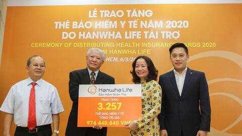 Hanwha Life Việt Nam tặng 3.257 thẻ bảo hiểm y tế cho người nghèo