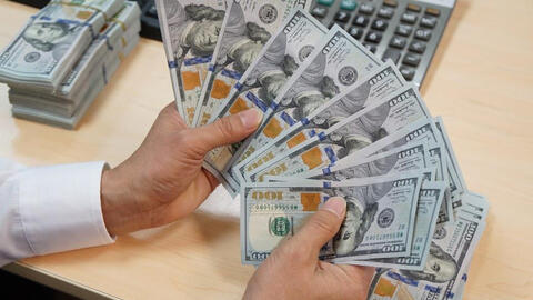 Tăng không ngừng, giá USD trên "chợ đen" đã lên 23.700 đồng
