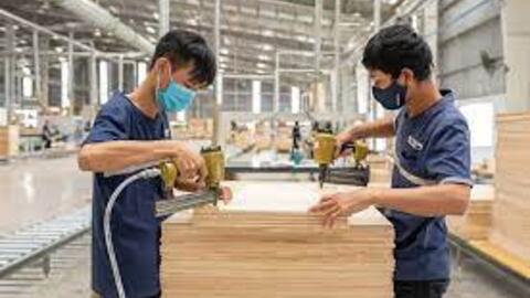 Đơn hàng dồn dập, doanh nghiệp sản xuất vẫn lo