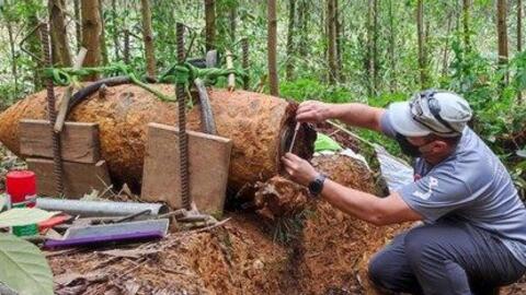 Quảng Bình: Một tuần phát hiện 2 quả bom "khổng lồ" nặng 340kg